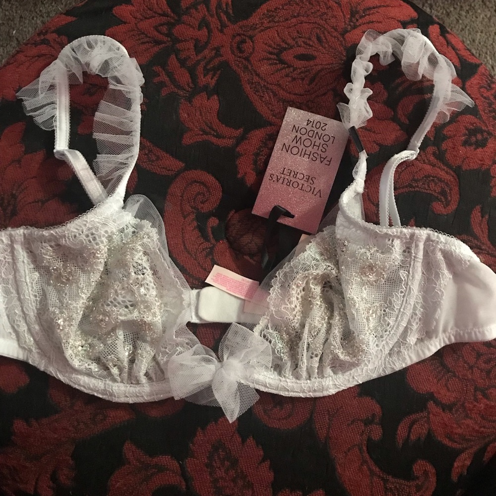 SALE Victoria’s Secret Designer Lace Gem Bra